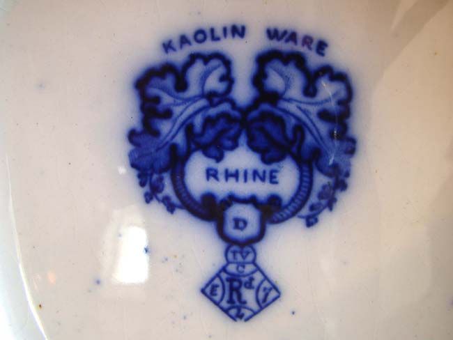 A beautiful 'Flow Blue' stoneware octagonal covered tureen marked KAOLIN Ware, Rhine pattern circa 1850 — image 4